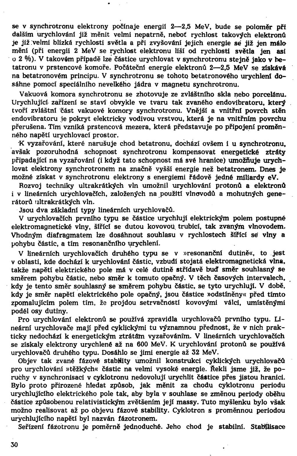 se v synchrotronu elektrony počínaje energií 2 2,5 MeV, bude se poloměr pří dalším urychlování již měnit velmi nepatrně, neboť rychlost takových elektronů je již velmi blízká rychlosti světla a při
