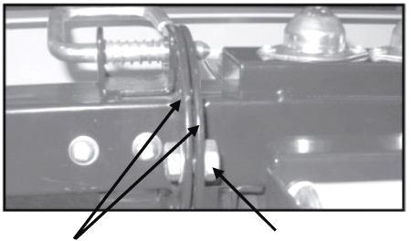 Ustavení naklápěcí podpěry na nohy podpěry (obr. 7) Vložte soustavu naklápěcí podpěry do noh kombinované podpěry jak je to zobrazené na obrázku 7.