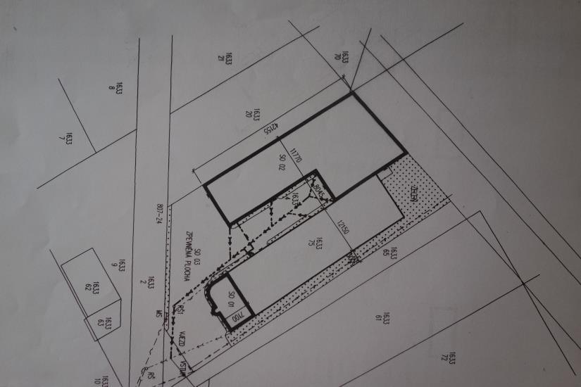 Systémová hranice budovy se uvažuje v souladu s ČSN EN ISO 13789: 2009 a ČSN 73 0540-2: 2011 jako hranice vytápěného (chlazeného) prostoru určená z vnějších rozměrů.