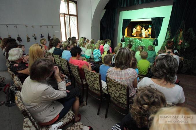 Na výrobě loutek se podíleli žáci výtvarného oboru šternberské základní umělecké školy, scénáře sestavili členové ŠOKu aneb Šternberští ochotničtí komedianti.