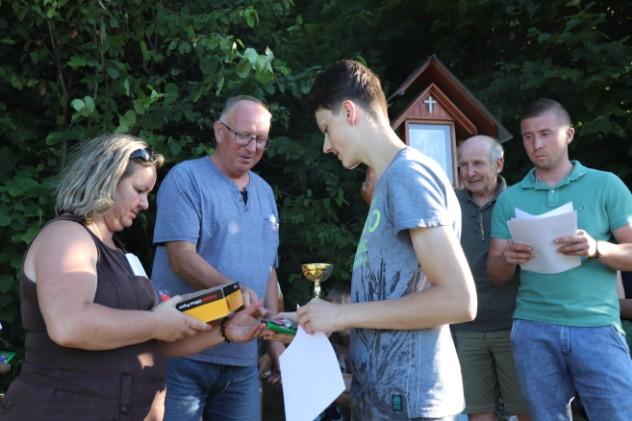 Huberta se zaplnily poháry, diplomy, medailemi, cenami a spoustu různých pochutin a sladkosti, které připravili organizátoři i rodiče.