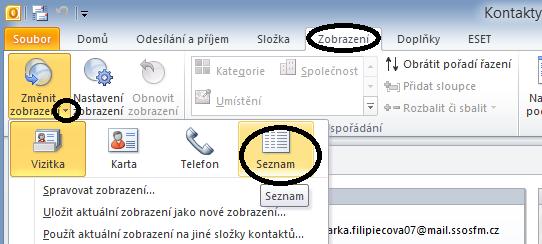 Další pohled na kontakty je ve stylu seznamu, kde každý kontakt má svůj řádek. Toto úspornější zobrazit více jmen na jedné stránce.