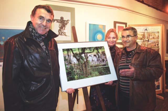 Dražba fotografie z Bali s patronkou Domova Kamilou Špráchalovou Dárcovství a granty Bez pomoci individuálních a firemních dárců, státních a municipálních grantů by se nemohl realizovat náš