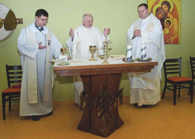 Požehnání nově otevřeného domu na Petřinách Soubor Bělásek při Dni otevřených dveří na Petřinách Hana, Stehnová Božena, Sterilová Marie, Straka Roman, Straková Michaela, Stolejdová Anna, Střelská