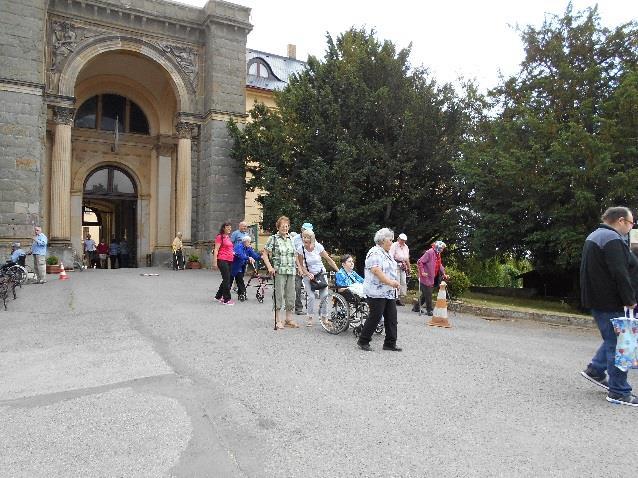 zámeckého, anglického parku jsme ve stejném městě navštívili cukrárnu, kde jsme se osvěžili letními