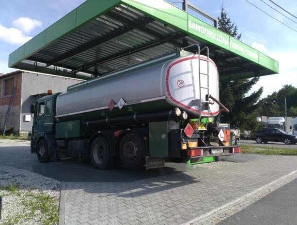 19 Příklad uložení pojezdové vozovky tak, aby vhodně splynula s okolní zámkovou dlažbou, vpravo stojící autocisterna 9.2.