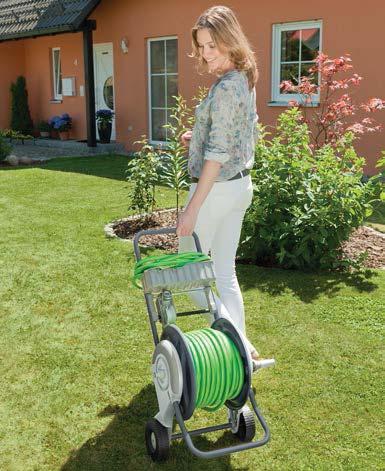 Držadlo má ideální výšku a umožní pohodlné dopravování vozíků po zahradě ve vzpřímené