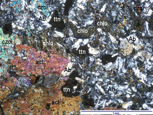 Obr. 6.1 Mikroskopický snímek metadoleritu z Ludvíkova XPL vysvětlivky: ttn - titanit, Ab - albit, chlo - chlorit, czoi - klinozoisit Obr. 6.2 Mikroskopický snímek metadoleritu z Ludvíkova (jiná oblast než na obr.