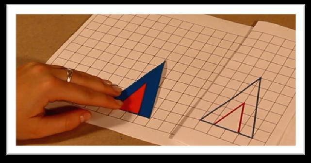 Úhlopříčka nám pomáhá zajistit podobnost například při kresbách v perspektivě. 3. Barevné trojúhelníky Čtvercový rastr, barevné podobné trojúhelníky a jeden trojúhelník, který s nimi podobný není.