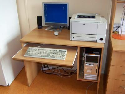 Kabinety Mimo kanceláře školy jsou kabinety vybaveny více než 5 let starými počítači, které dříve sloužily v učebnách Vt nebo je škola získala jako dar od magistrátu.