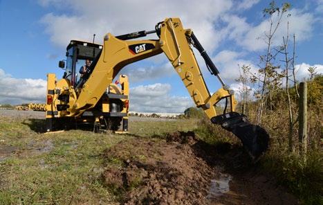 Zásluhou spojení všestranné využitelnosti, vysoké vylamovací síly a ovladatelnosti hydraulického systému se sdílením průtoku je stroj 427F2 schopen poskytovat vysokou úroveň produktivity s