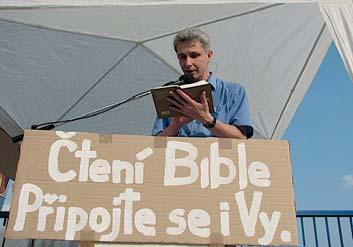 revidované vydání Bible21 v pevných deskách (v nákladu 10 000 výtisků). I díky podpoře NF B21 je českým čtenářům tato Bible k dispozici za velmi dostupnou cenu 390 Kč.