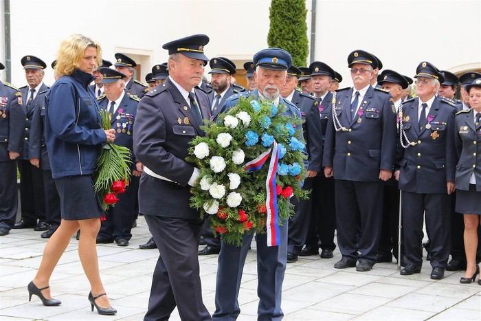 text Jaroslava Čečrdlová, tisková mluvčí SH ČMS; foto Ivo Havlík Oslava sv. Floriána v Heřmanově Více než pět desítek hasičů se v neděli ráno 5. května sešlo před kostelem sv.