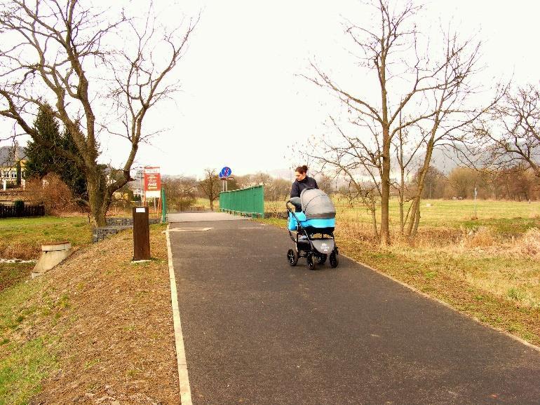 Dolního Žlebu) až na Labskou louku v nejvyšších partiích Krkonoš. V Ústeckém kraji se měří stezka 96 km.