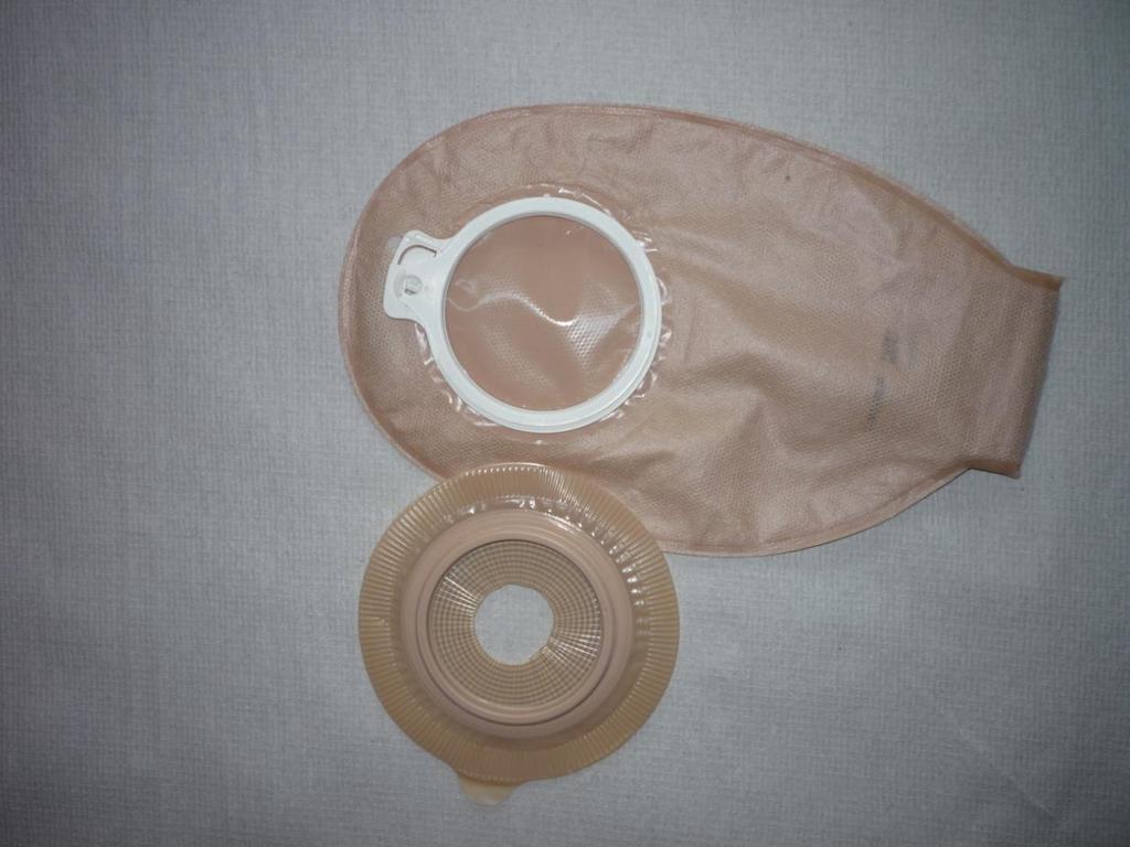 Dvoudílné stomické zdravotnické prostředky Dvoudílný stomický systém na fotografii 4 a fotografii 5 se skládá z hydrokoloidní, flexibilní nebo kombinované podloţky s plastovým krouţkem a sáčku stejné
