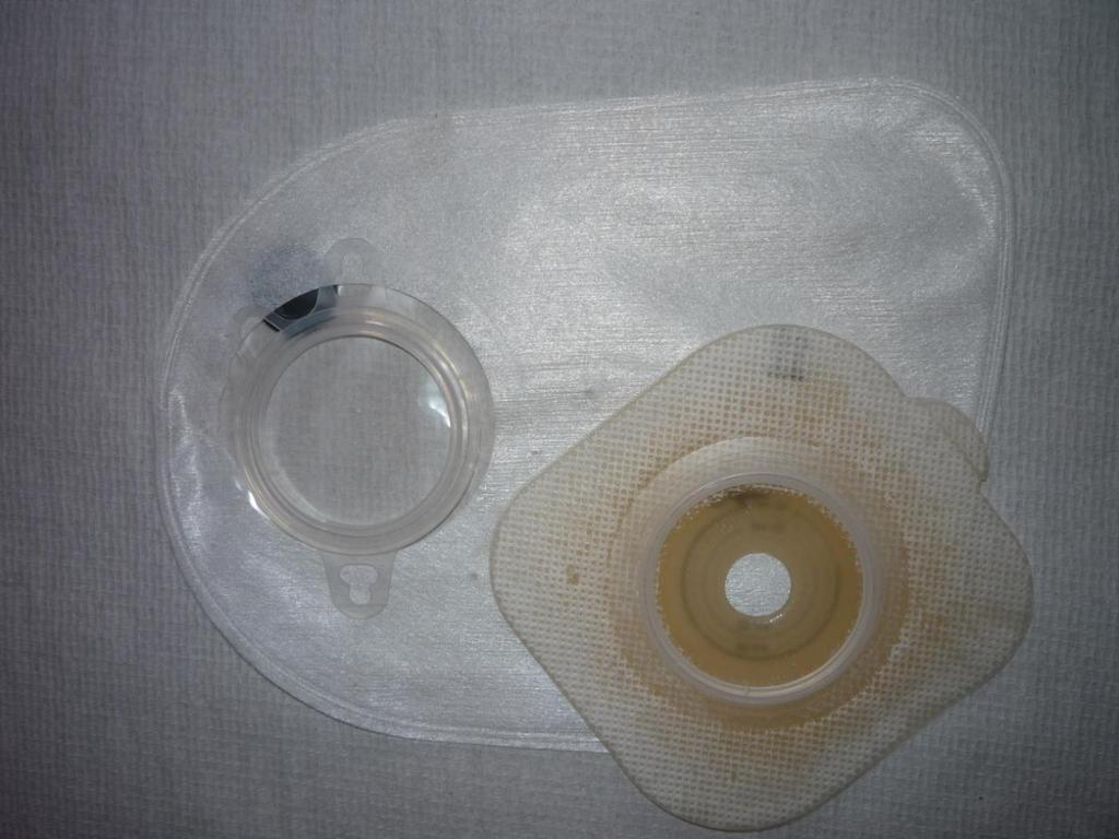 Fotografie 5. Dvoudílný stomický systém (foto autorka práce) Urostomici provádějí výměnu podloţky častěji: přibliţně po 2-3 dnech, ileostomici po 3-4 dnech a kolostomici si ji nechávají i déle.