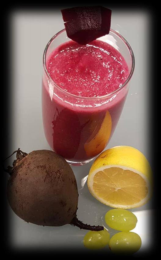 ŘEPOVÉ SMOOTHIE 15 minut Suroviny (1 porce) 1 malou uvařenou červenou řepu (asi 140 g) 140 g hroznového vína (bezpecičkové) 1 /2 jablka 1 /2 citrónu 1 /2 Nutridrink natural compact 125 ml Postup