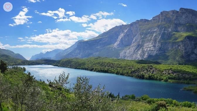 Jídlo a pití Kochání se výhledy na jezero a piknik v trávě Možnost půjčení kajaku (cca 10 eur/1 h) Možnost