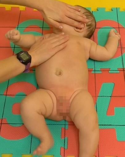 Dítě zaujímá asymetrické držení těla, odpovídající novorozeneckému období v poloze vleže na zádech i na břiše. Dítě je po celou dobu v pohybu.