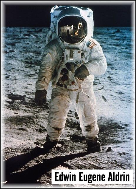 Za vůbec první zprávu z povrchu Měsíce se všeobecně považují slova Neila Armstronga Houstone, tady je základna Tranquility. Orel přistál!, ačkoliv fakticky to bylo Aldrinovo oznámení Signál kontakt.