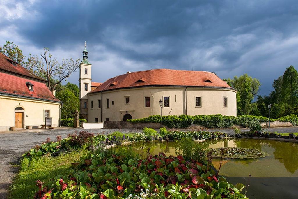 Neděle 18. srpna 2019 Roztoky 12.00 odchod od koleje Hostivař, Weilova 2, Praha 10 Roztoky vždycky těžily ze své polohy nedaleko Vltavy a Prahy a už ve 14.