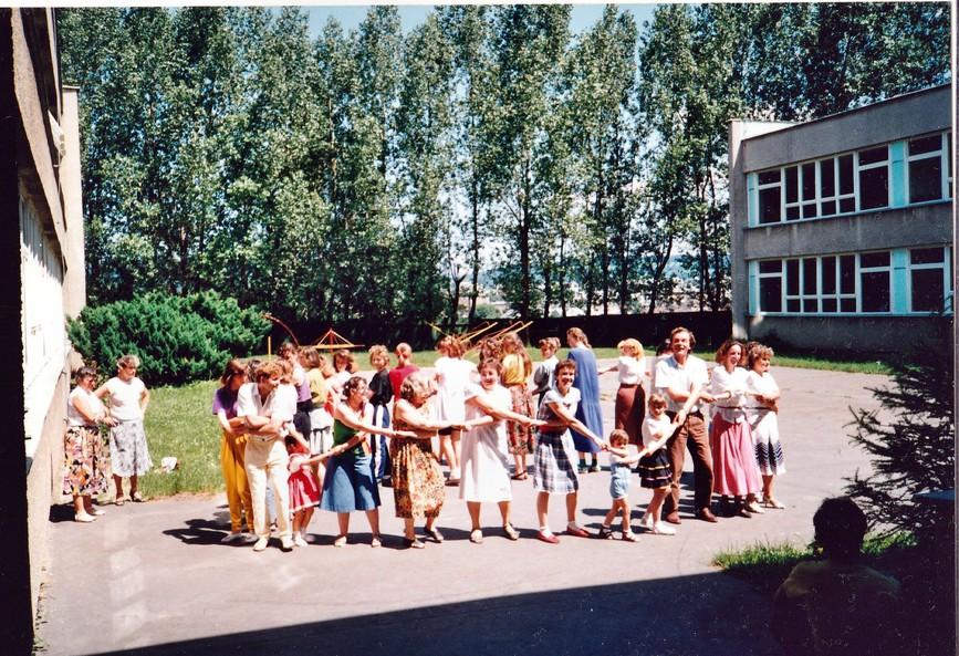 Pracovní skupina v prvním letním kurzu na Slovensku Spišská Nová Ves červenec 1991 Následovalo ještě mnoho kurzů, návštěv škol a vzdělávacích seminářů.