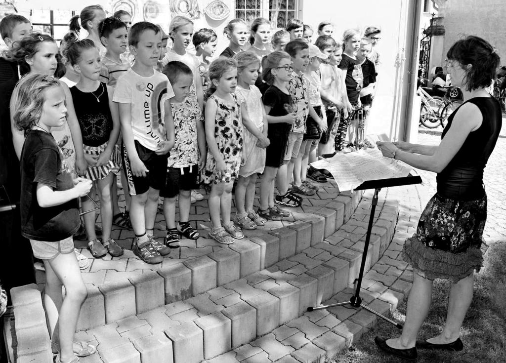 10 strana SPOLEČNOST Bývalí žáci se do umělecké školy vrací jako pedagogové SEDLEC-PRČICE Sedmdesát klavírních skladeb znělo místním náměstím, koncert v kapli ČCE, Májové tančení, Zahradní slavnost i