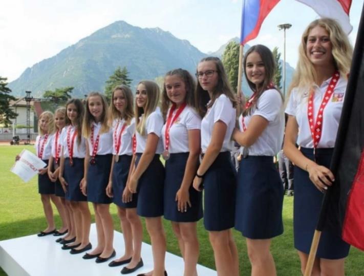 PLECHOVÁ HALA VE DVOŘE HASIČSKÉ ZBROJNICE Jedním z prvních projektů nového zastupitelstva na jaře 2018 bylo zrealizovat plechovou halu pro parkování hasičského vozidla a zahradní techniky sloužící k