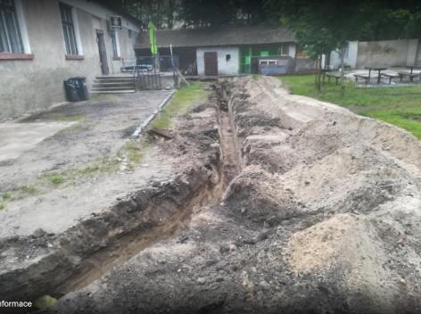 ZPRÁVY ZE SOKOLOVNY Po havárii jímky v objektu sokolovny se za pomoci obce Písková Lhota podařilo vybudovat novou kanalizační přípojku, která pomůže k lepšímu zázemí a fungování