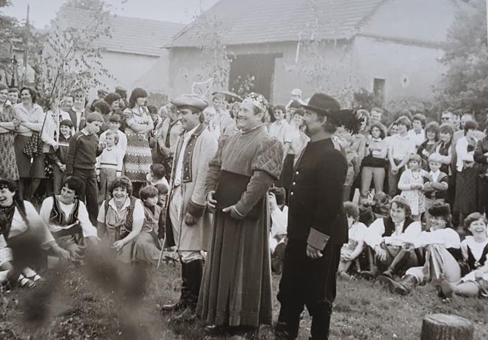 OHLÉDNUTÍ DO MINULOSTI ROK 1984 Činnost a práce MNV je rok od roku náročnější. Práce funkcionářů je ztěžována novými úkoly a snižováním finančního rozpočtu. Přesto své úkoly MNV vcelku plní.