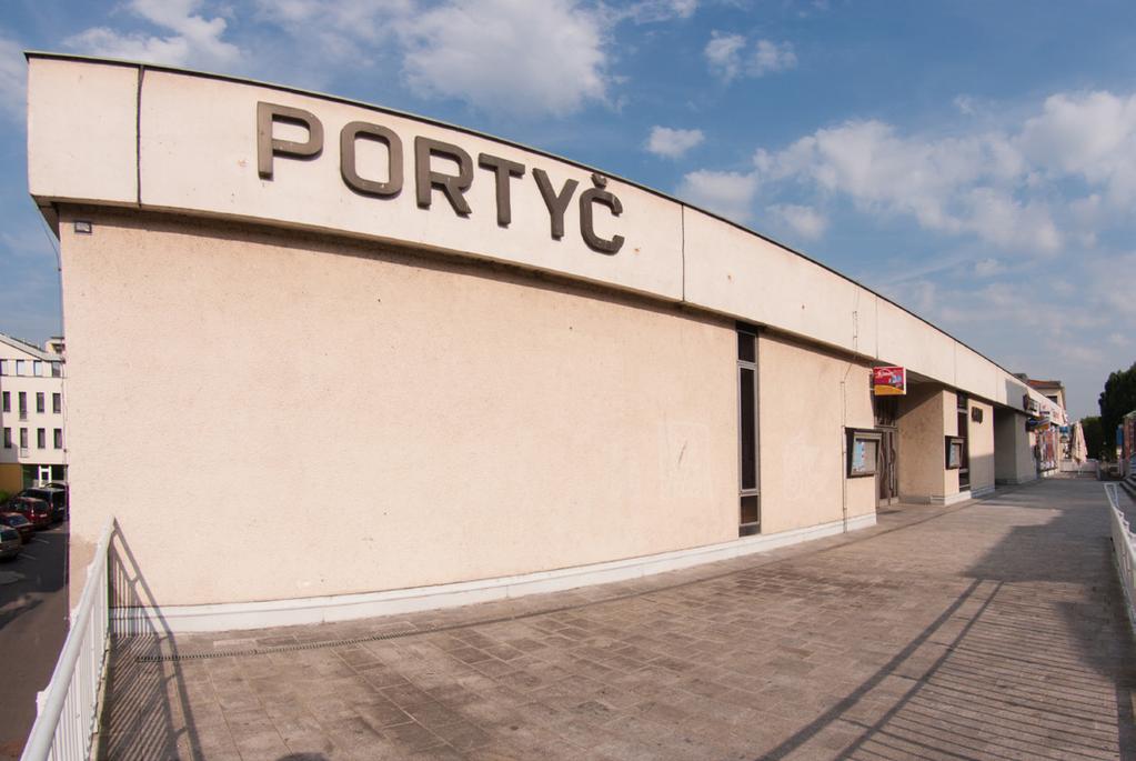 9 3.3 Portyč (kino a galerie), Čechova 406, Písek Kino Portyč, jak již z názvu vyplývá, je využíváno převážně k promítání filmů, ale díky prostornému jevišti lze kino Portyč využít také pro besedy,