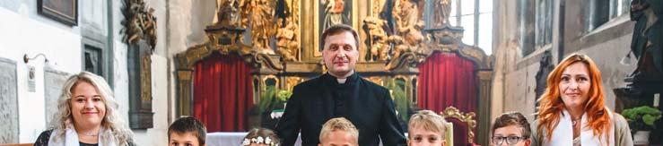 úkol zapálit svou křestní svíci od paškálu a předat světlo Kristovo, světlo naděje a lásky, ostatním dětem.