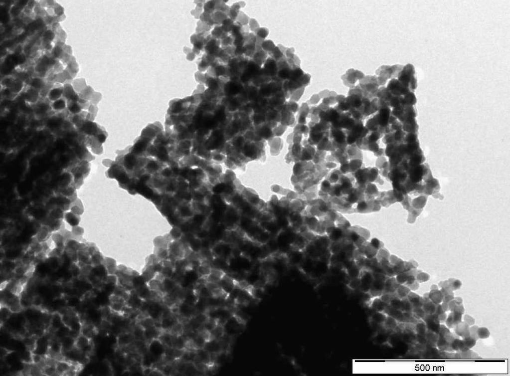 velikosti cca 5 nm, vpravo dosahují rozměrů 10 15 nm.