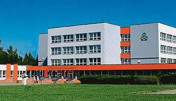 Střední školy 3. ledna 2020 17 Automobilka v Krnově skončila Nedostatek žáků má často za příčinu slučování, které se dotýká i tradičních škol. Po letech v Krnově tak končí automobilka.