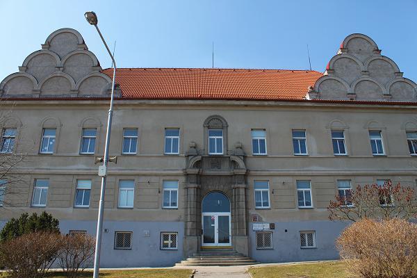 Dětský domov, ZŠ, Školní jídelna a Školní družina, Volyně Zřizovatel: Jihočeský kraj Adresa: Školní 319, 387 01 Volyně RED IZO 610400533 Ředitel: PhDr. Jiří Pán E-mail: reditelddssvolyne@centrum.