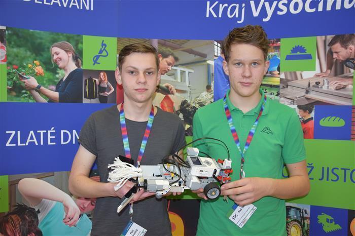 Vítězství v soutěži LEGO ROBOT 8.7. Informační gramotnost O informatiku je mezi dětmi velký zájem. Povinně absolvují všichni žáci 5. a 6. tříd předmět Informační a komunikační technologie.