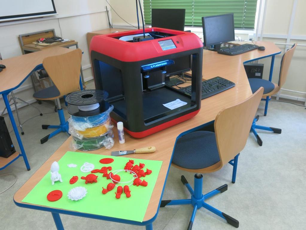 vizualizér 4 ks 3D tiskárna 1 ks elektronické stavebnice elektronické měřící sady (PASCO 10 ks, VERNIER 10 ks) nabíjecí skříň pro 30 tabletů wifi pokrytí po celé škole učitelská knihovna žákovská