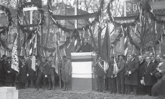 Starosta města Čeněk Vaněček hovoří při oslavě položení základního kamene pomníku T. G. Masaryka 9. 3. 1930 (foto B. V. Kračmar, SOkA Rakovník) příklad, který dává Masaryk svými názory i prací.