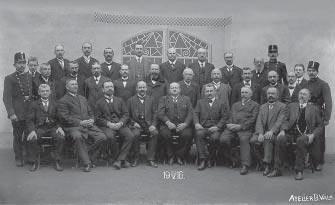 Obecní zastupitelstvo města Nového Strašecí 29. října 1916. V dolní řadě členové městské rady: uprostřed starosta města František Kurzveil, po jeho pravici: Bohumír Josífek, JUDr.