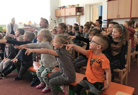 ZŠ a MŠ Veselá 11. října - Medvídek Pú 22. října - Výtvarná soutěž,,můj kostým řátka.