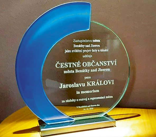Karel Bendl starosta města Skleněnou plaketu a list Čestného občanství převzala