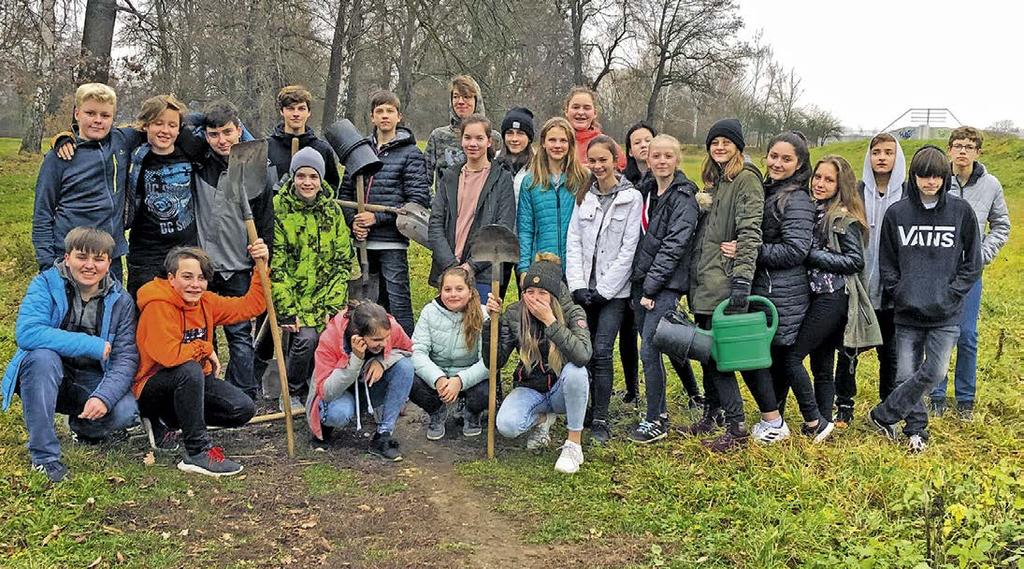 Počasí nám moc dlouho nepřálo, přesto jsme vrby a olše zvládli zasadit. Všichni jsme na sebe pyšní za dobře provedený výkon.