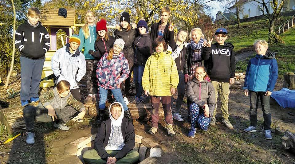 vlastnoručně vyrobených lesků. Někde mezitím pak pár vánočně umoučených dětí vykrajujících linecké cukroví. U nás ve škole milujeme tvoření.