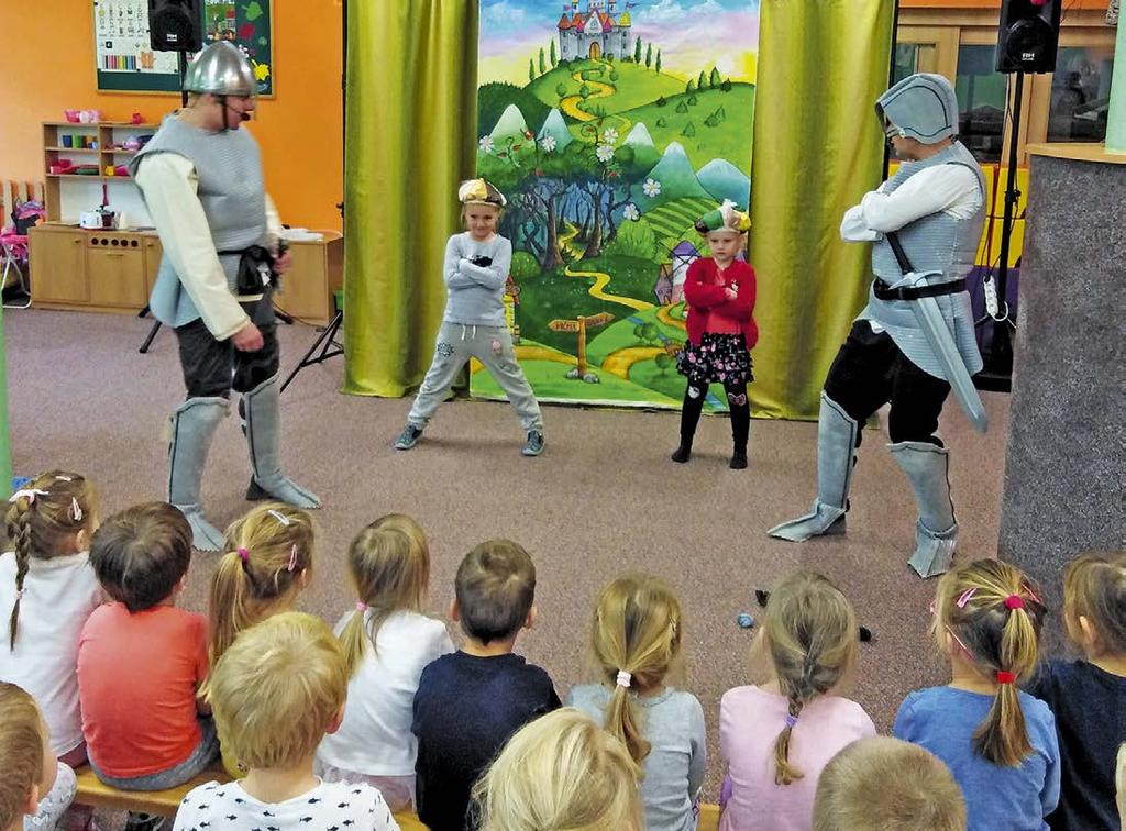 Lektorka, která má s programem bohaté zkušenosti, promítla dětem ilustrační videa a přivezla si i různé názorné pomůcky.