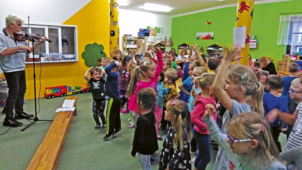 Jana Pucandlová, se z našich malých začátečníků stávají šikovní bruslaři - poslední hodinu na ledě s nimi absolvovali i rodiče.