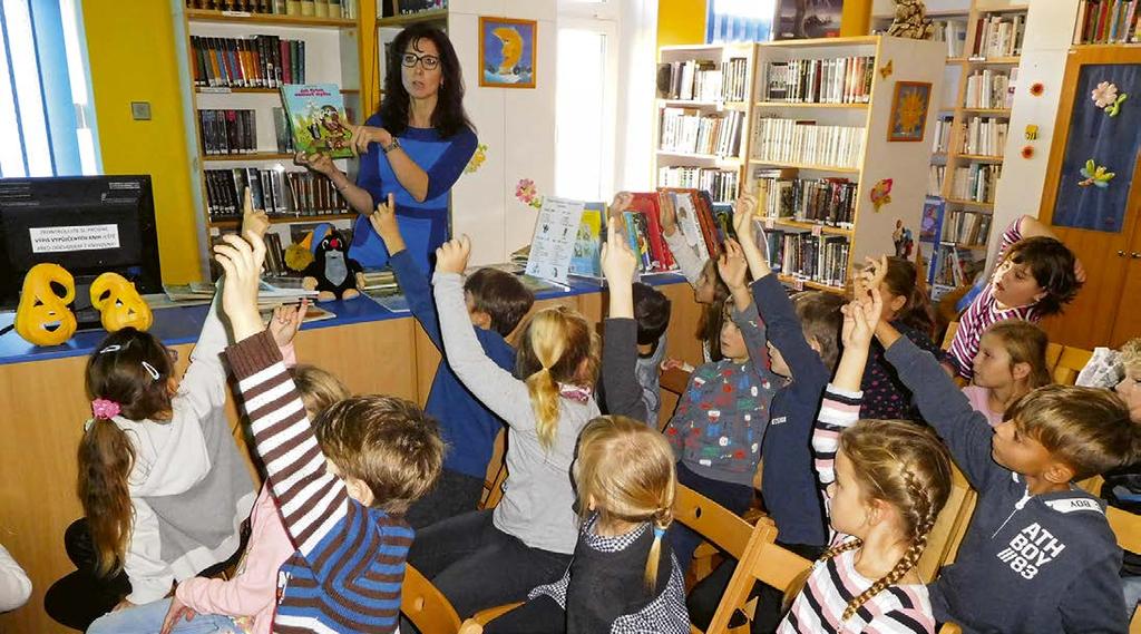 Své malířské dovednosti zúročil i ve vlastní spisovatelské kariéře. Veškeré své knihy doplnil autorskými ilustracemi, které podtrhly kouzlo českého venkova v nich vykresleného.
