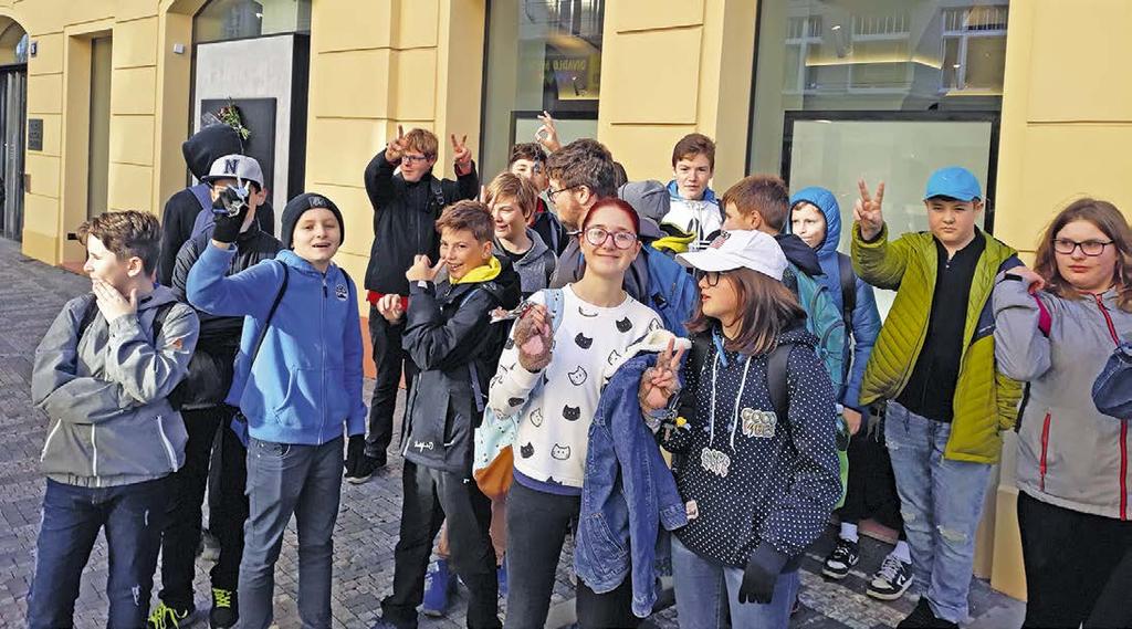 základní školy ZŠ HUSOVO NÁMĚSTÍ 17. listopad a 30 let svobody Na naší škole jsme oslavy a připomenutí tohoto významného dne pojali vícerým způsobem.