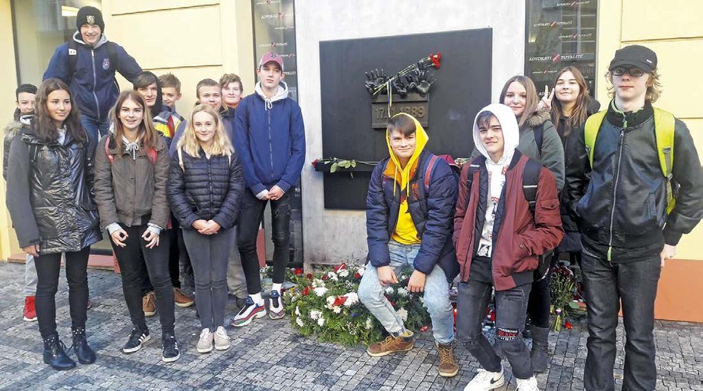 V pořadu zazněly autentické audiozáznamy a píseň Modlitba pro Martu, jeden ze symbolů sametové revoluce. V závěru pořadu se někteří z žáků pokusili definovat slovo svoboda.