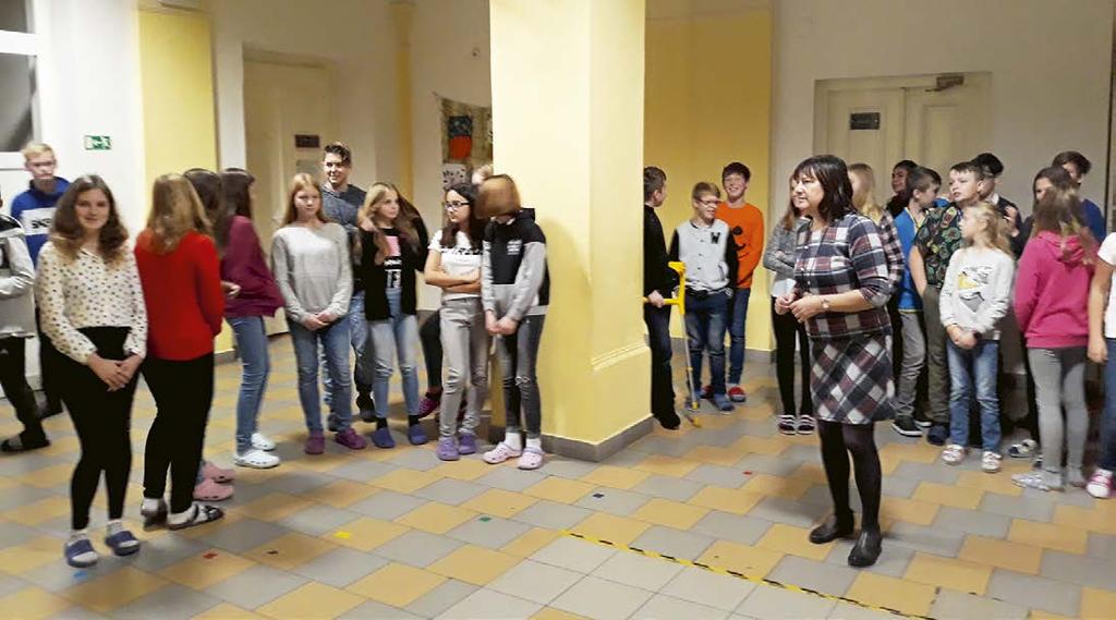 Pod vedením průvodce si znovu zopakovali průběh sametové revoluce, významné události i osobnosti, vypracovali pracovní list, přemýšleli o smyslu revoluce i o potřebě si tento den připomínat.