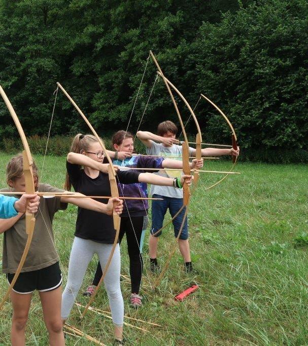 O hrozbě, že člověk zůstane na válendě sám s virtuálními přáteli, klikají celé dny a noci po všemožných webových stránkách, Facebooku, Twitteru, Instagramu a počítačových hrách.